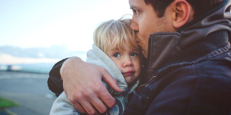elitedaily-rob-and-julia-campbell-father-holds-daughter-800x400