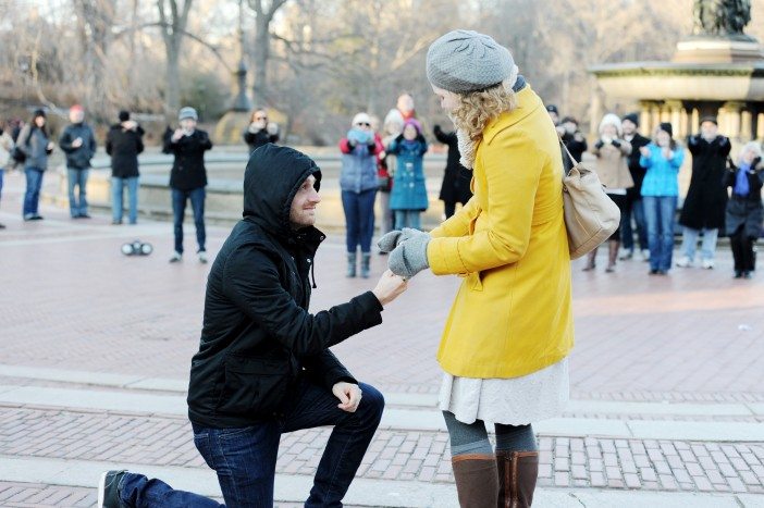 best-marriage-proposal-ever_central-park-winter-proposal-702x467
