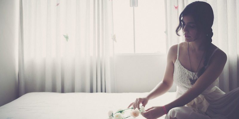 800x400-woman-alone-on-bed
