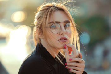 Mladá žena s okuliarmi