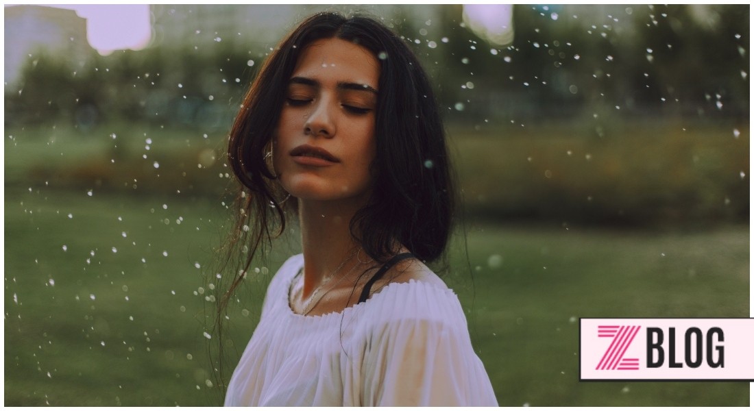 Žena stojí v daždi