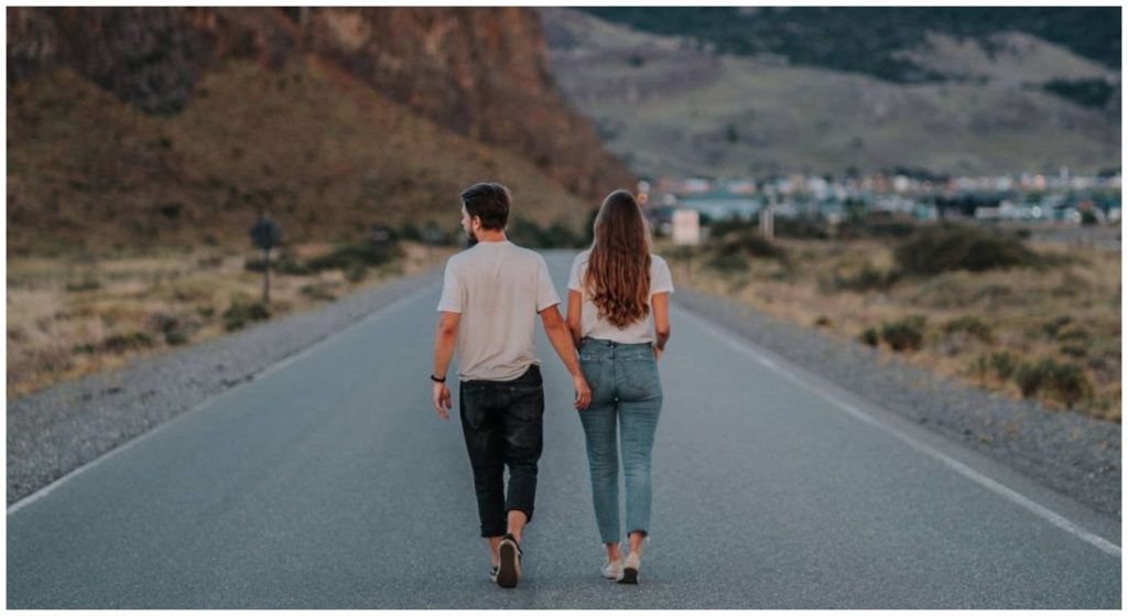 Žena a muž kráčajú po ceste