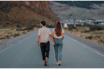 Žena a muž kráčajú po ceste