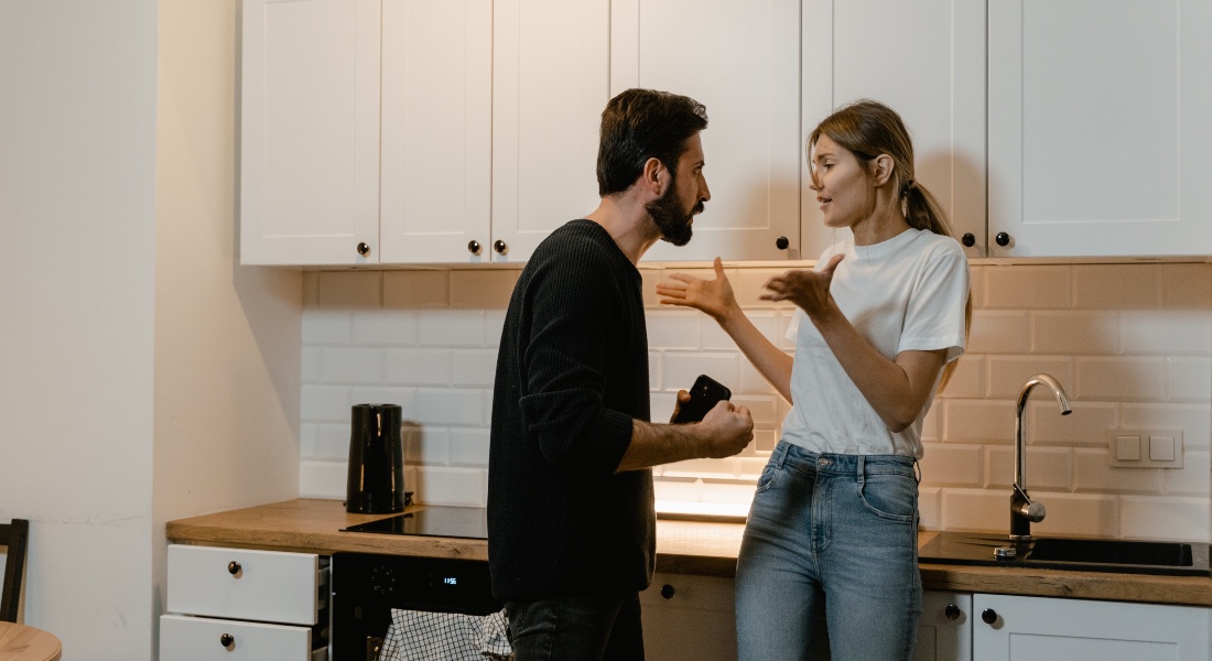 Žena a muž sa hádajú v kuchyni