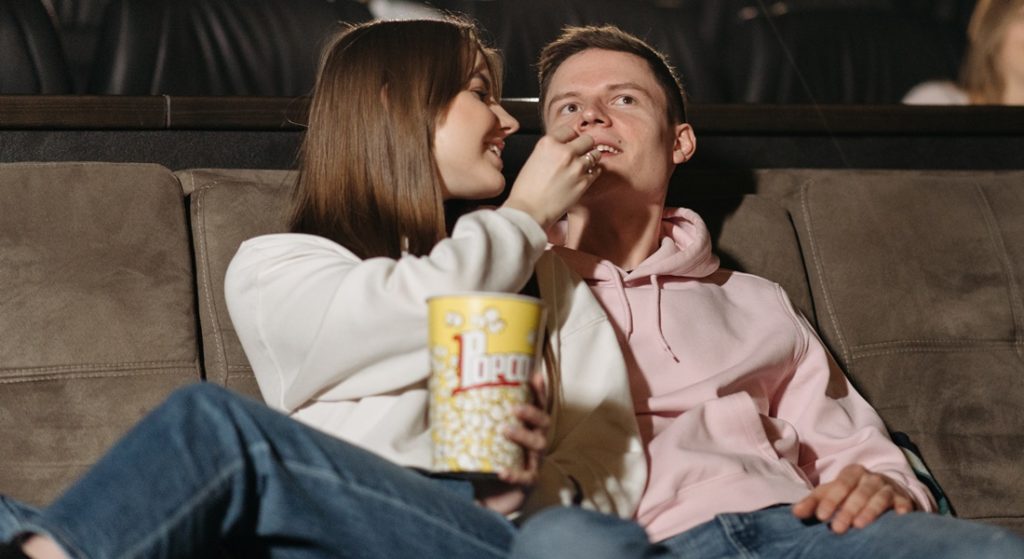 Dvojica v kine je popcorn