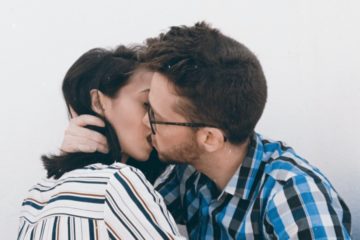 Chlap a žena sa bozkávajú