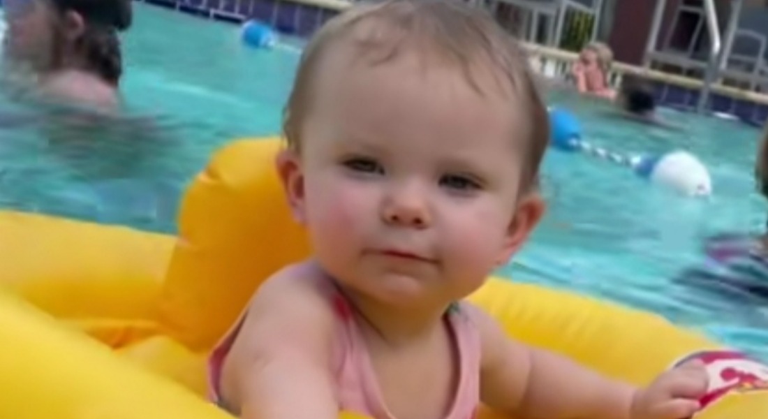 Slávne dieťa v plávacom kolese