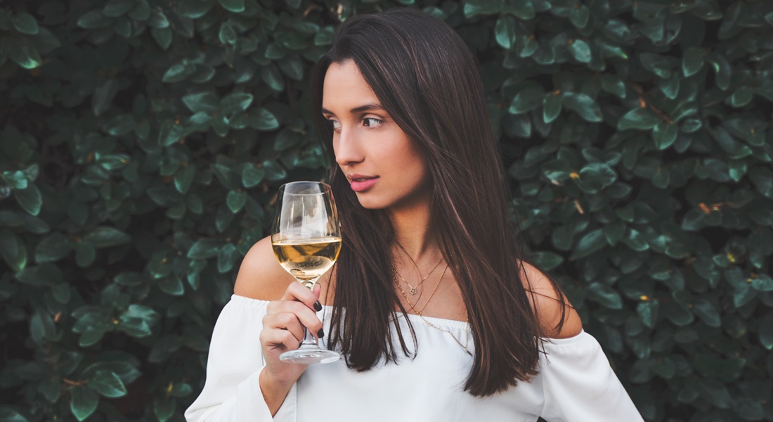Single žena s pohárom vína v ruke