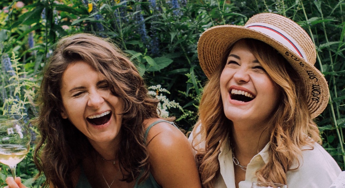 Dve ženy sa smejú