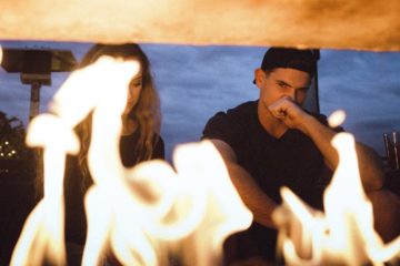 Dvojica sedí pri ohni