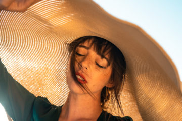Žena v slamenom klobúku