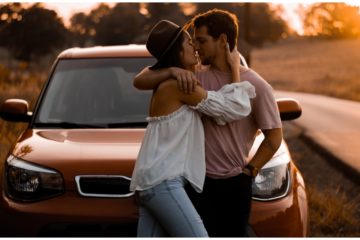 Muž a žena sa bozkávajú pred autom