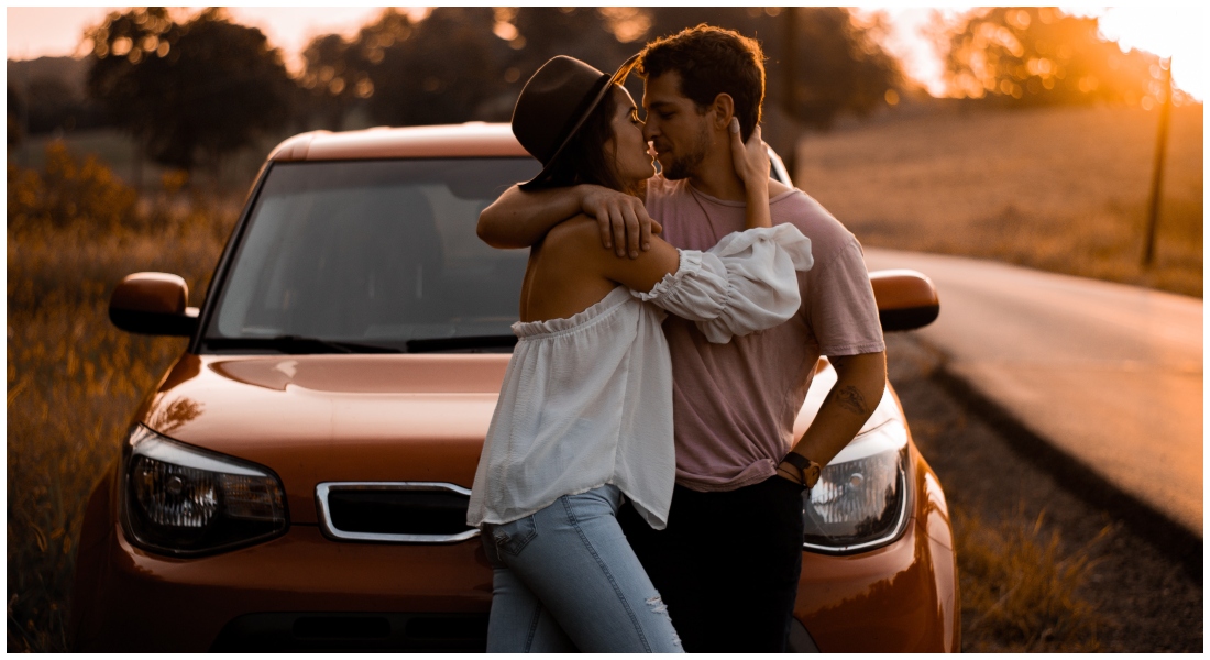 Muž a žena sa bozkávajú pred autom