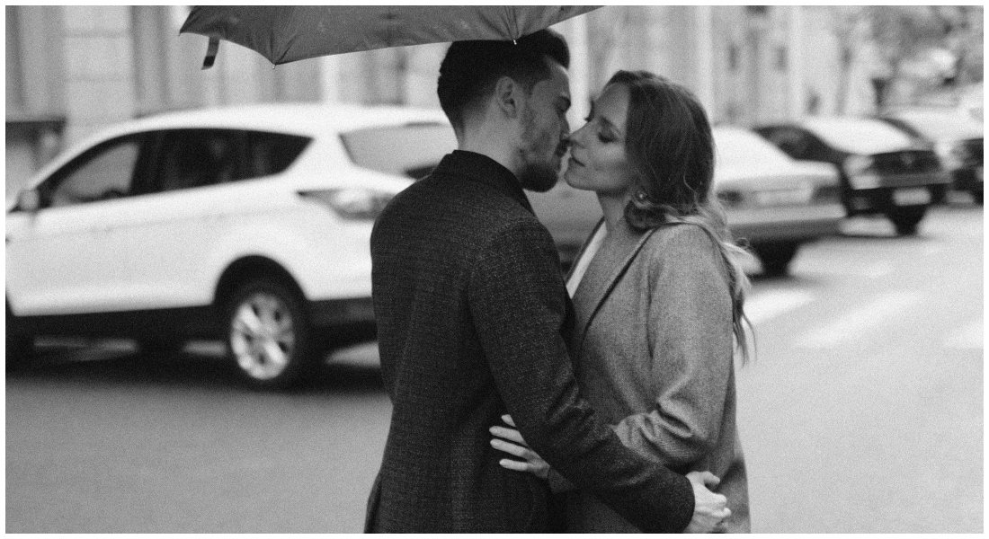 Muž a žena sa bozkávajú na ulici