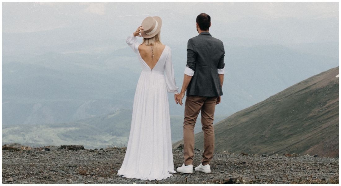 Žena a muž stoja na hore