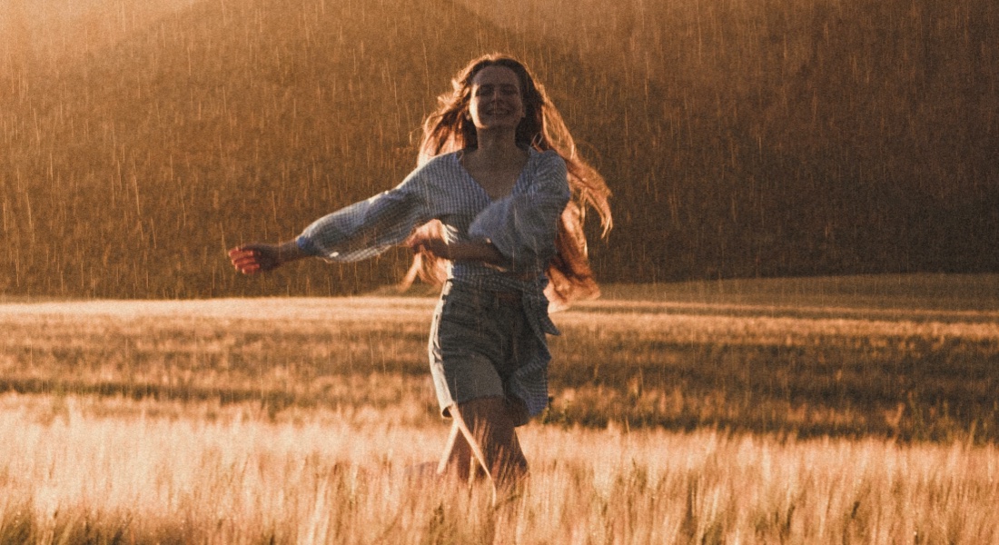 Žena beží v daždi