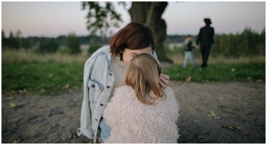 Žena s dcérou v parku
