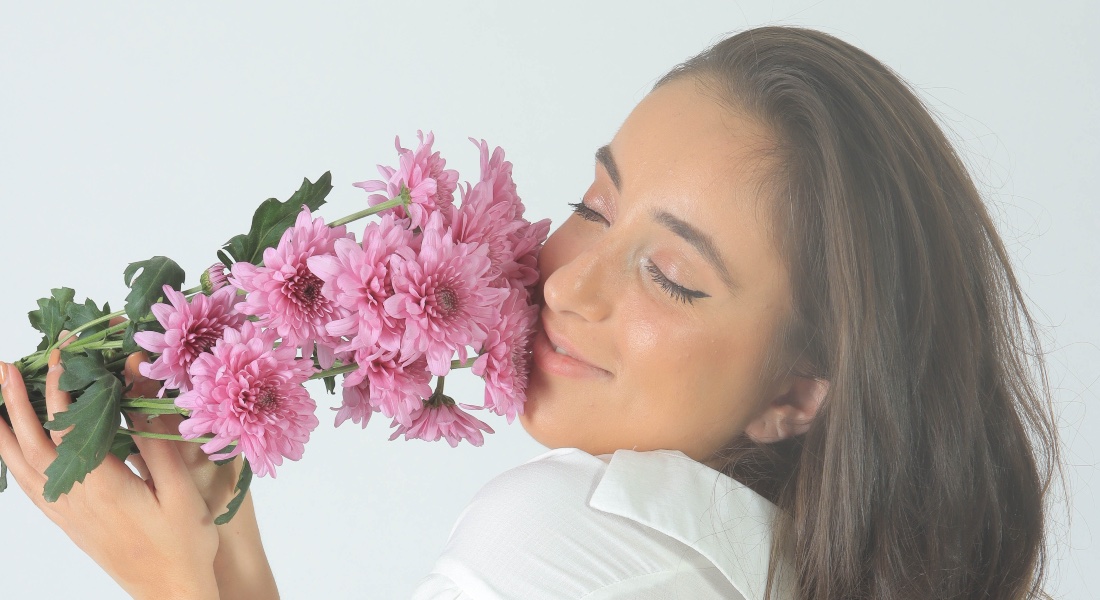 Žena s ružovými kvetmi
