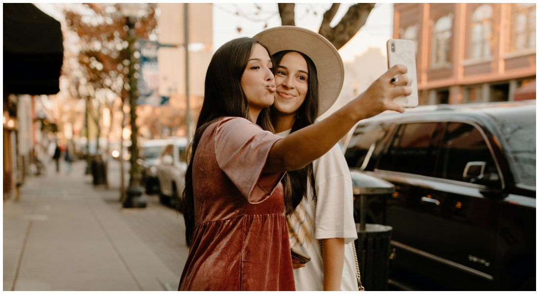 Dievčatá si robia selfie na ulici