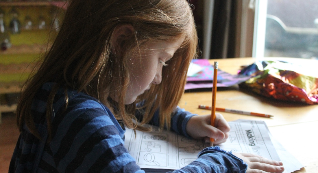 Dievčatko píše domáce úlohy