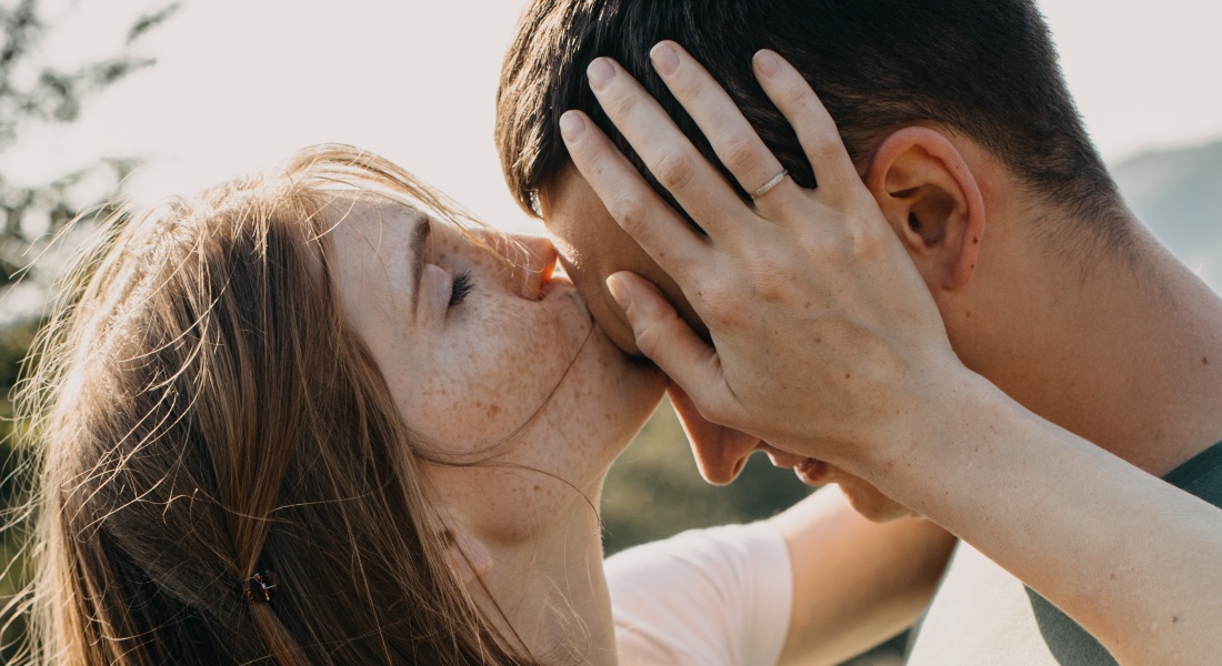 Žena bozkáva muža na čelo