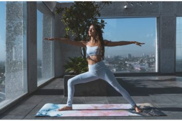 Žena cvičí jogu