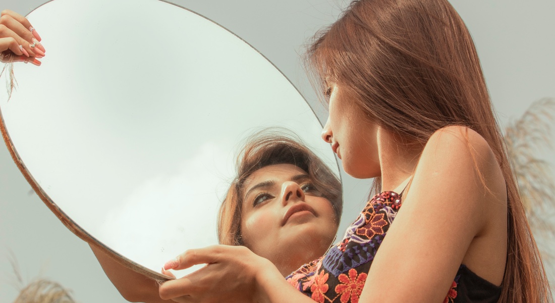 Žena sa pozerá do zrkadla