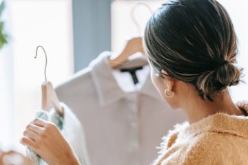 Žena sa rozhoduje pri nakupovaní medzi dvoma košeľami