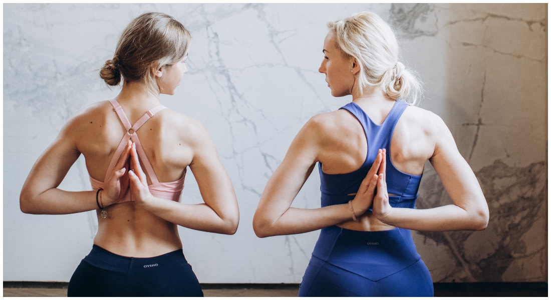 Dve ženy cvičia jogu