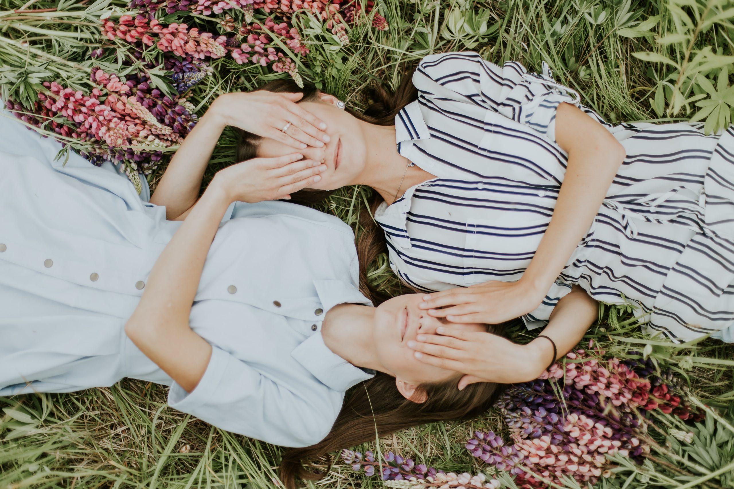 Ženy ležia v tráve