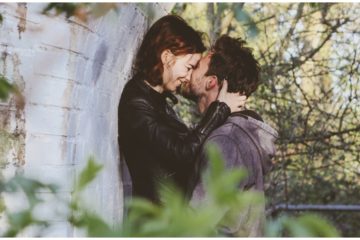 Žena a muž sa bozkávajú v parku