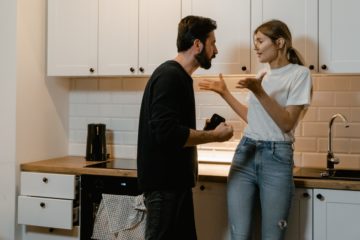 Pár sa háda v kuchyni