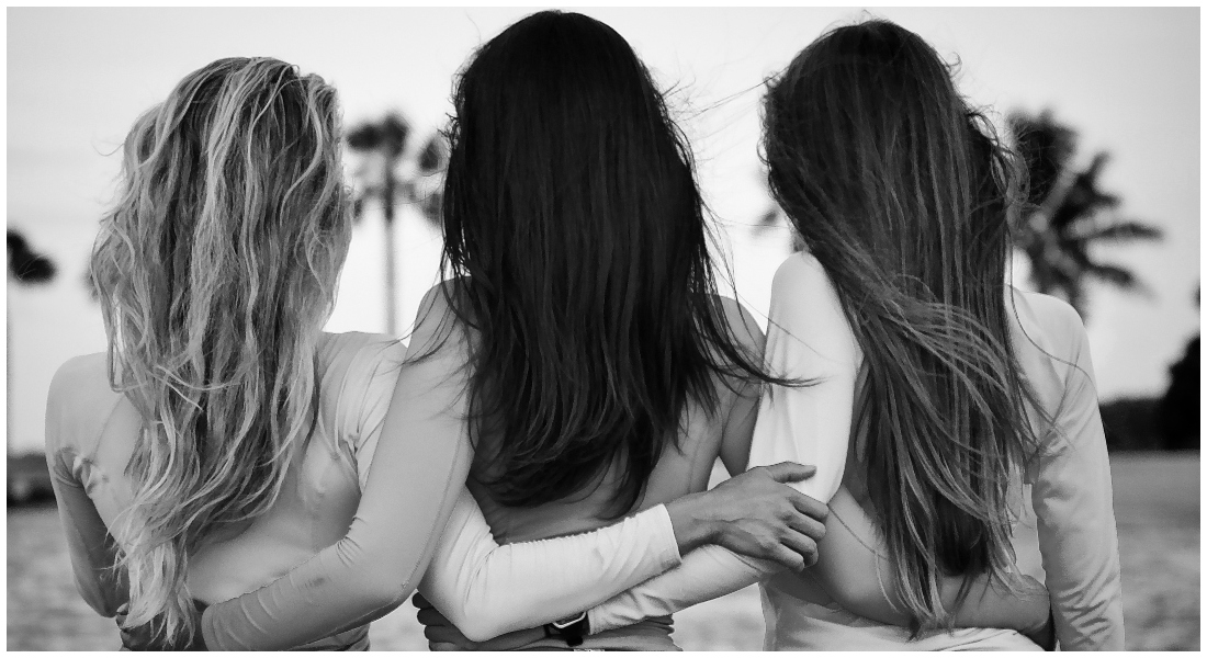 Tri priateľky sa držia