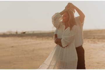 Žena a muž tancujú na pláži