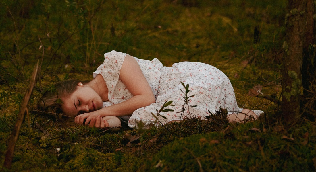 Žena leží na tráve a necíti sa psychicky dobre