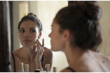 Žena sa pozerá do zrkadla