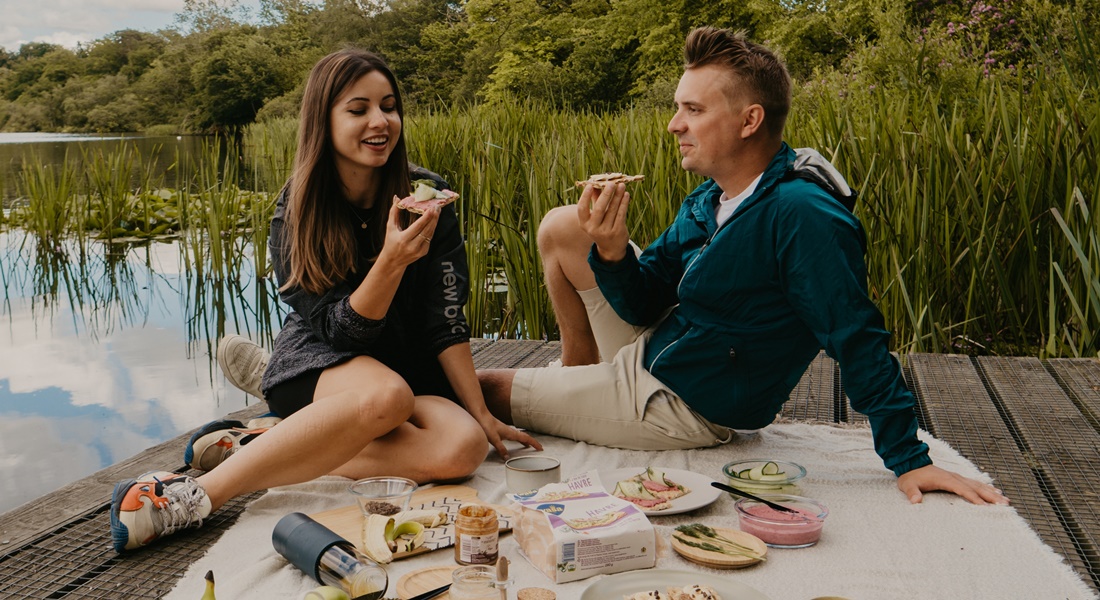 Pár vydáva zmiešané signály na pikniku