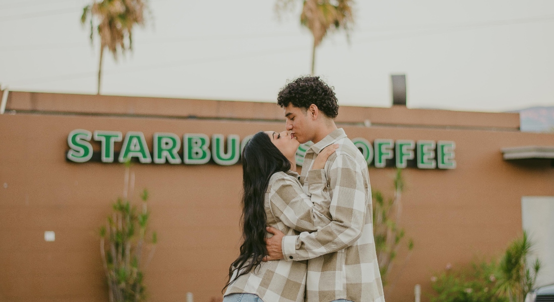 Párik sa bozkáva pred Starbucksom