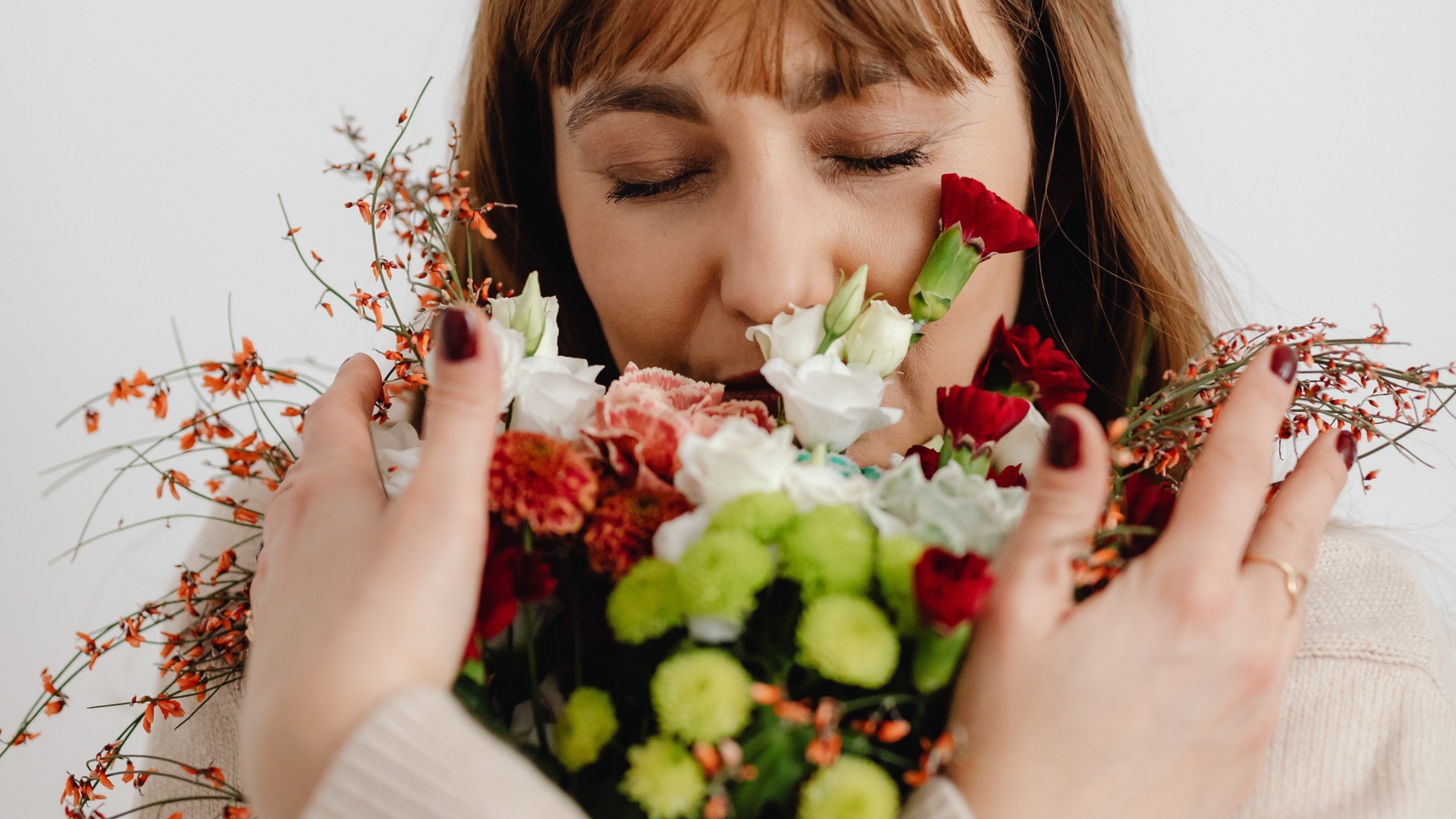 Dievča vonia kvety
