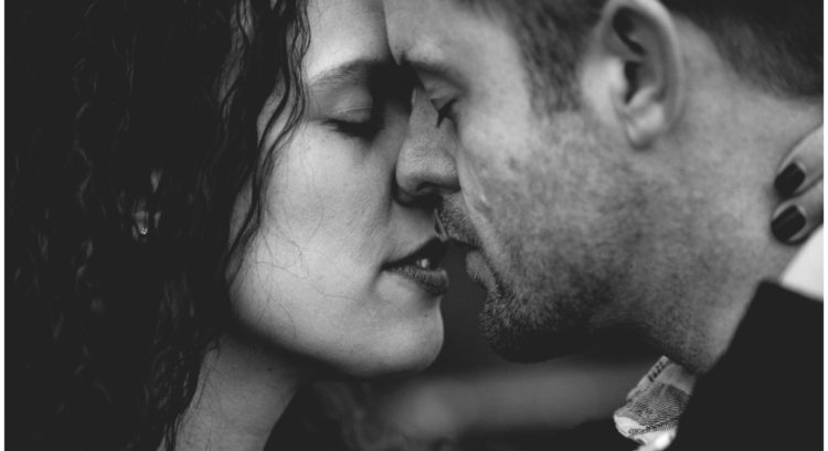 Muž a žena vo vzťahu sa chcú pobozkať
