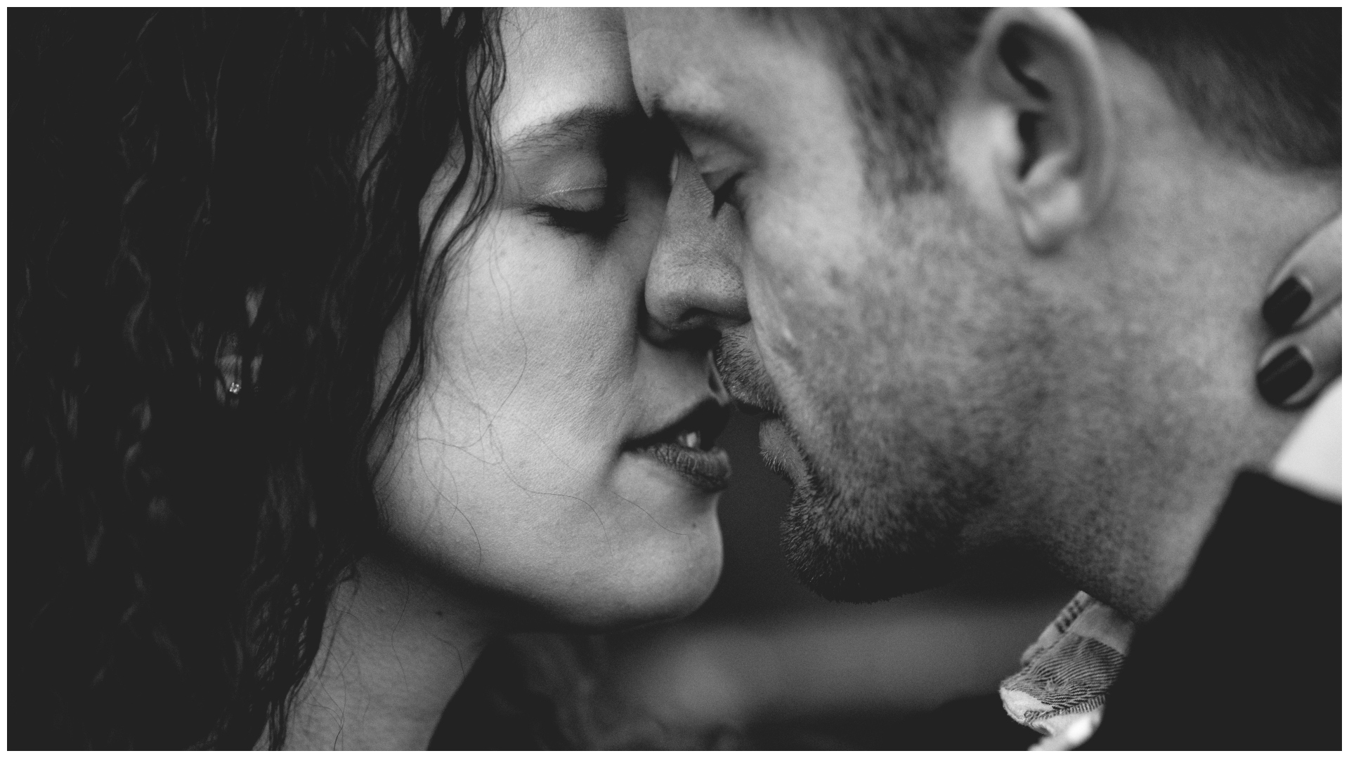 Muž a žena vo vzťahu sa chcú pobozkať