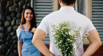 Muž dáva žene kvety