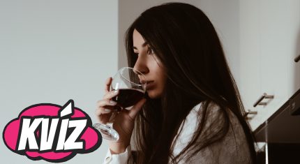 Žena pije víno