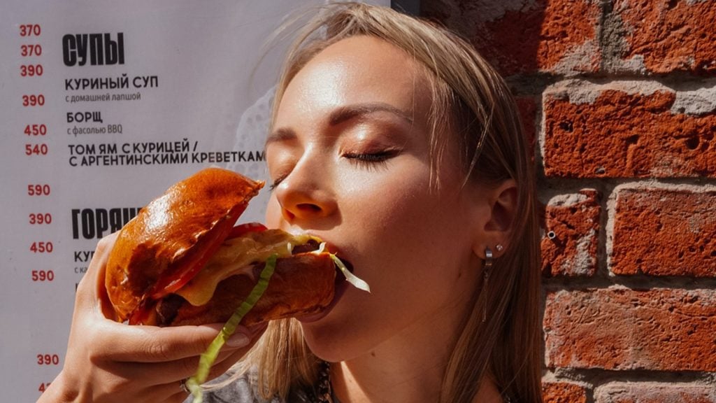 Žena je hamburger