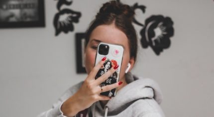 Žena s mobilom a online randenie