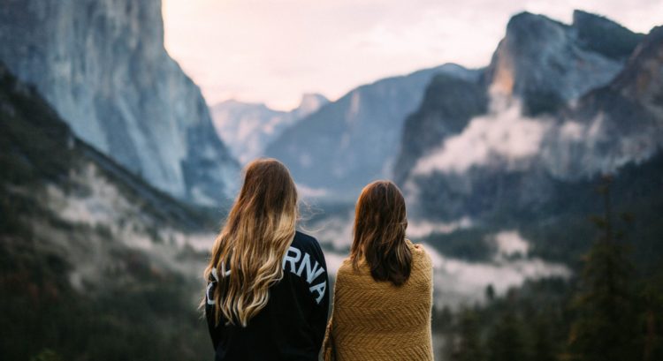 Dve ženy sa pozerajú na výhľad na hory