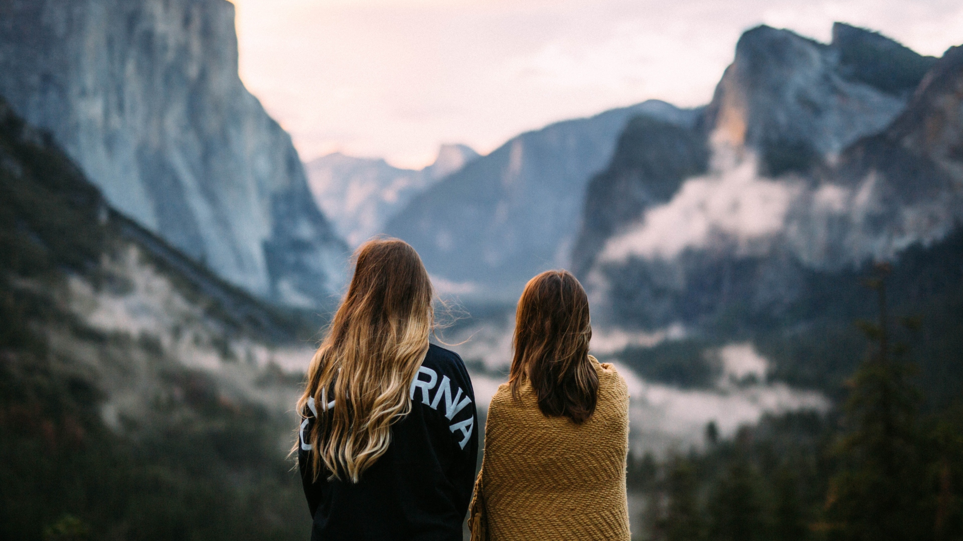 Dve ženy sa pozerajú na výhľad na hory