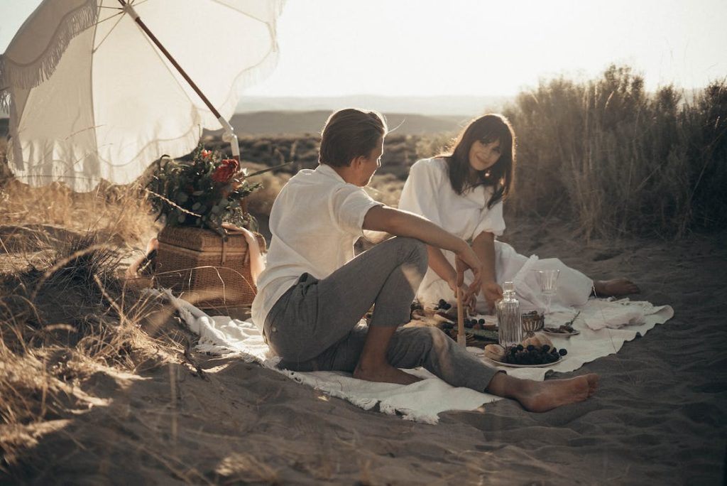 Muž a žena na pikniku