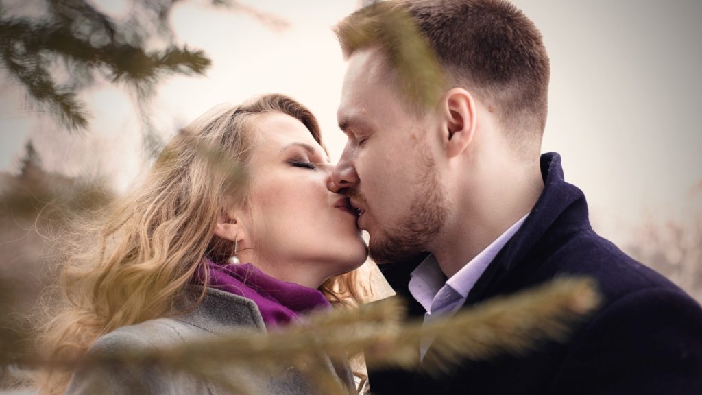 chlap so ženou sa bozkávajú