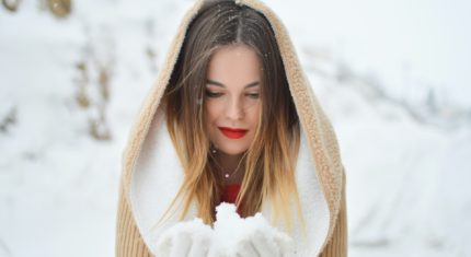 dievča sa pozerá do snehu